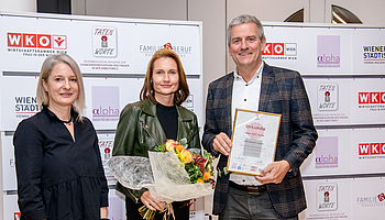 Familien- und Frauenbeauftrage Renate Berg-Zelko und Geschäftsführer Hannes Hasibar haben die Auszeichnung beim Wettbewerb „familienfreundlichster Betrieb Wiens“ entgegengenommen. 