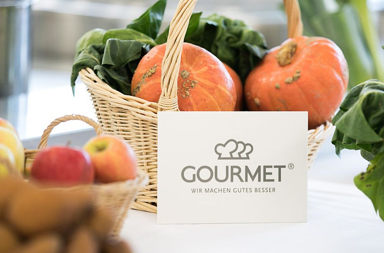 Gemüsekorb und Gourmet Logo
