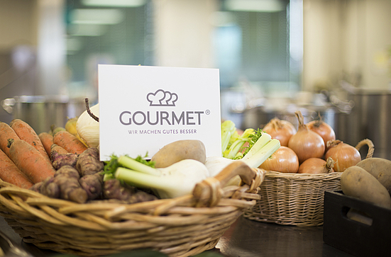 Körbe mit Gemüse und Gourmet Logo