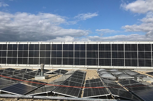 Photovoltaikanlage am Boden und an der Wand am Dach der Frischküche Wien