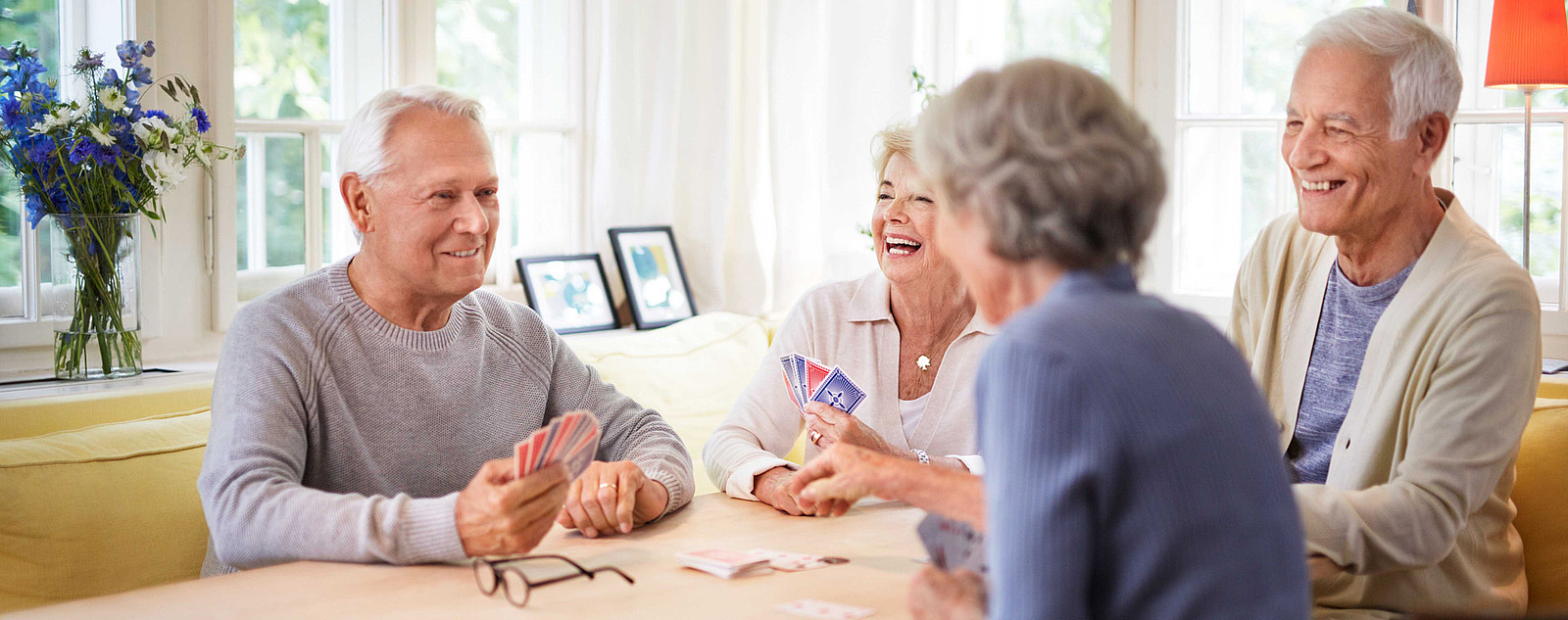 Ältere Menschen beim Kartenspielen