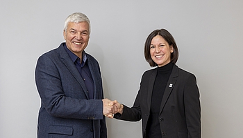 Verlängerung der Partnerschaft: WWF Geschäftsführerin Andrea Johanides und GOURMET Geschäftsführer Herbert Fuchs.