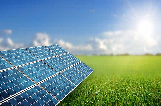 Photovoltaikanlage und Sonne