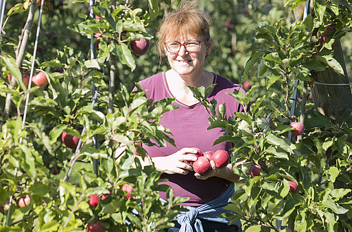 BIO-Apfelbäuerin Irene Trummer in der Apfelkultur