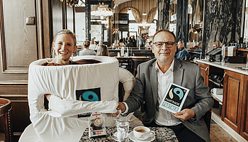 Partnerschaft für mehr fairen Handel: Franz Erhardt, Betriebsleiter des Café Schwarzenberg und Angelika als FAIRTRADE-Kaffeetasse.