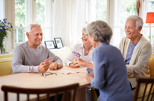 Ältere Menschen beim Kartenspielen