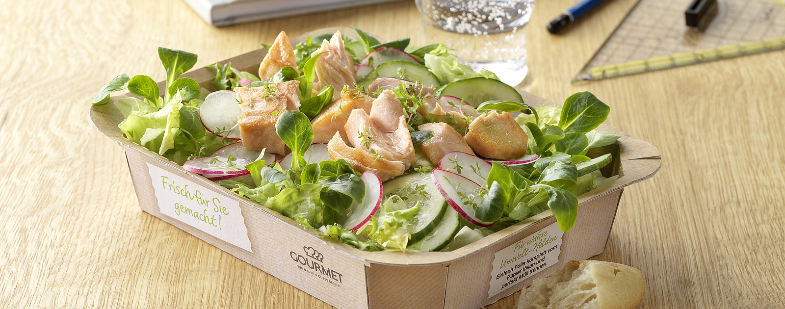 Gebratene Lachsstücke auf Blattsalat aus dem Salat & Co Sortiment von GOURMET Business