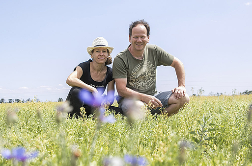Christine und Georg vom Biohof Taschner-Kolmar in Wien Unterlaa auf dem Feld